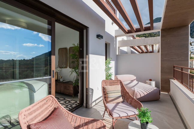 Almazara Views, Panoramisches Wohnen in den Bergen mit Blick auf den See