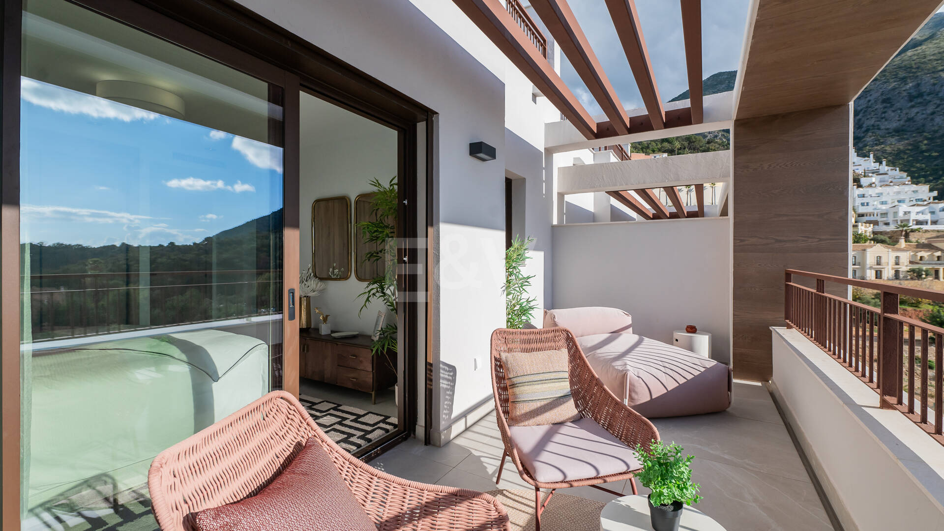 Almazara Views, Panoramic Mountain Living Above the Lake