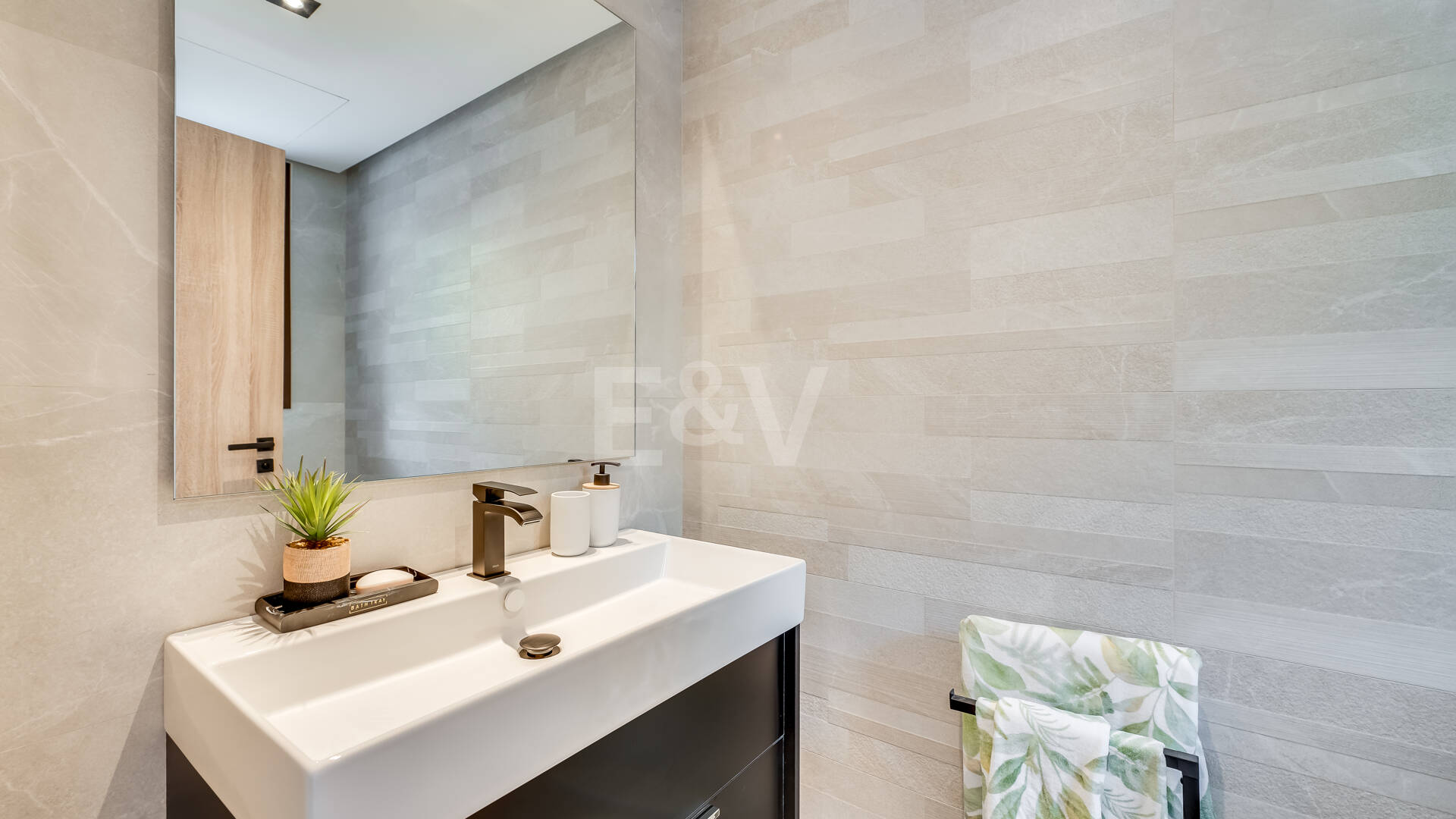 Almazara Views, Panoramic Mountain Living Above the Lake