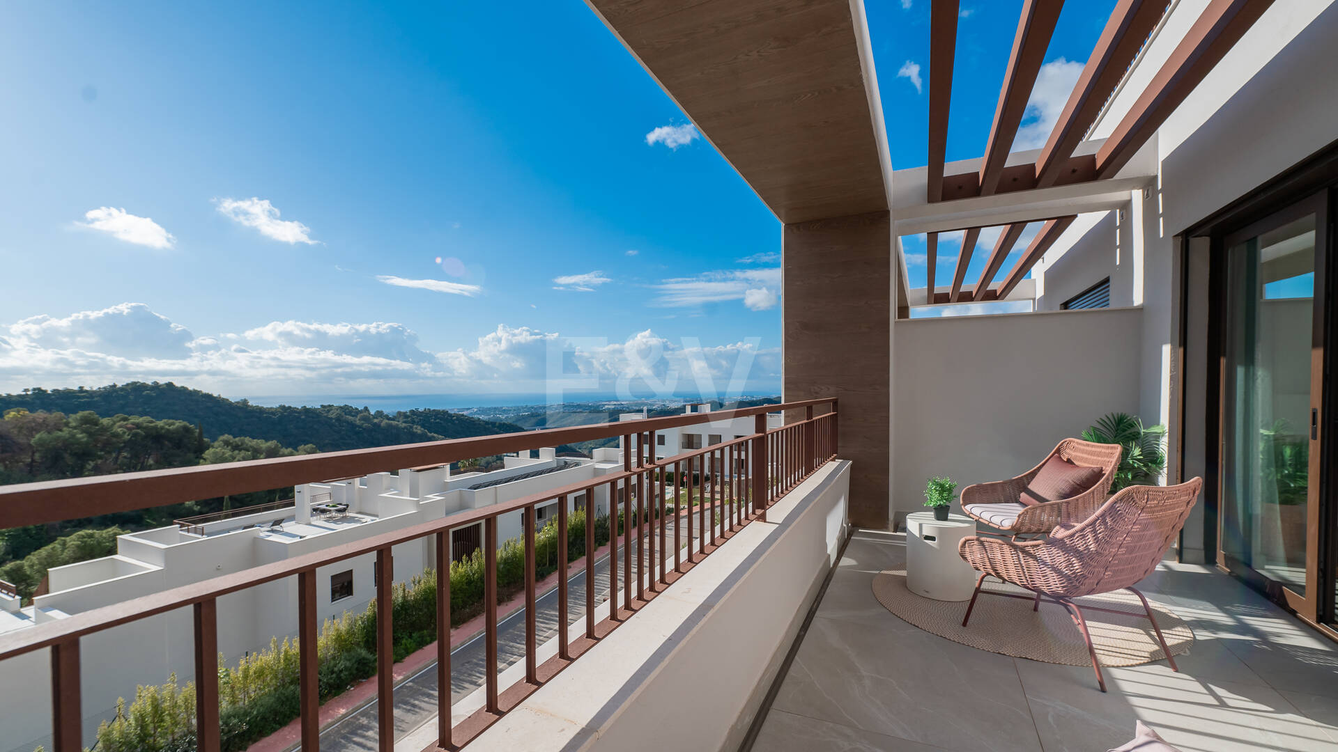 Almazara Views, Panoramic Mountain Living Above the Lake