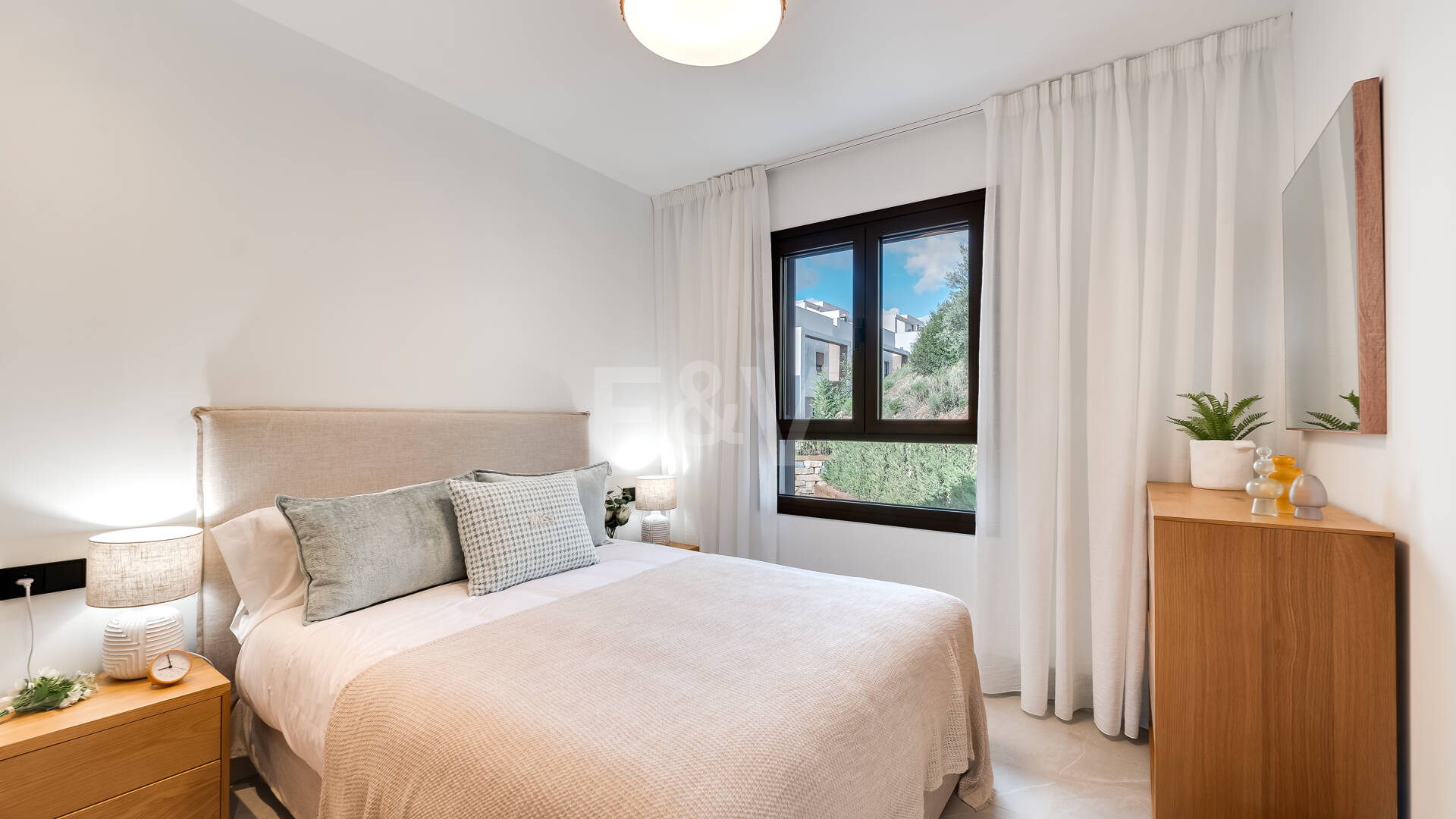 Almazara Views, Panoramic Mountain Living Above the Lake