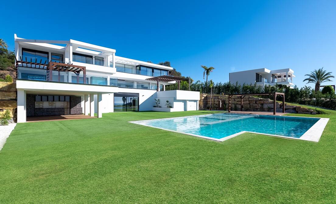 Welcome to this extraordinary south-facing villa nestled within the lush surroundings of Marbella Club Golf Resort. This architectural masterpiece, occupying...