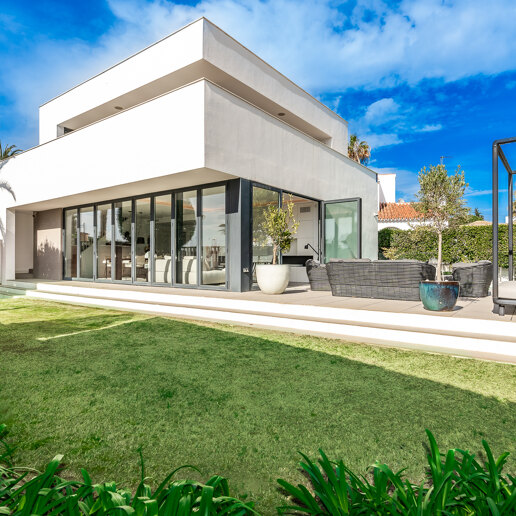 Marbesa: Amazing modern villa close to the sandy beach