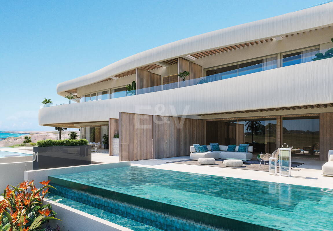 BEACHFRONT – Luxury duplex penthouse with private swimming pool in a frontline beach resort