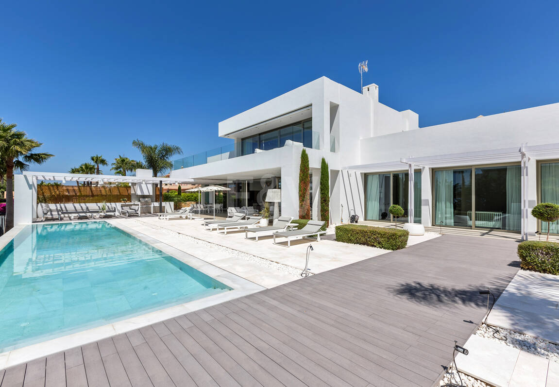 Modern luxury villa with sea views 150 meters from the beach in Bahia de Marbella