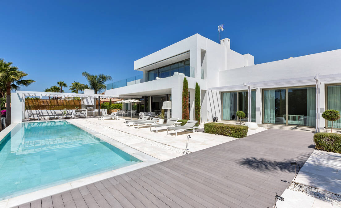 Modern luxury villa with sea views 150 meters from the beach in Bahia de Marbella