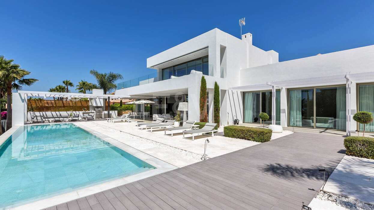 Modern luxury villa with sea views 150 meters from the beach in Bahia de Marbella