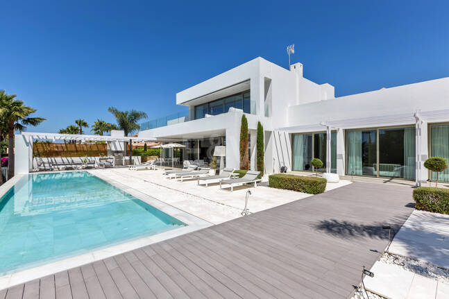 Modern luxury villa with sea views 150 meters from the beach in Bahia de Marbella