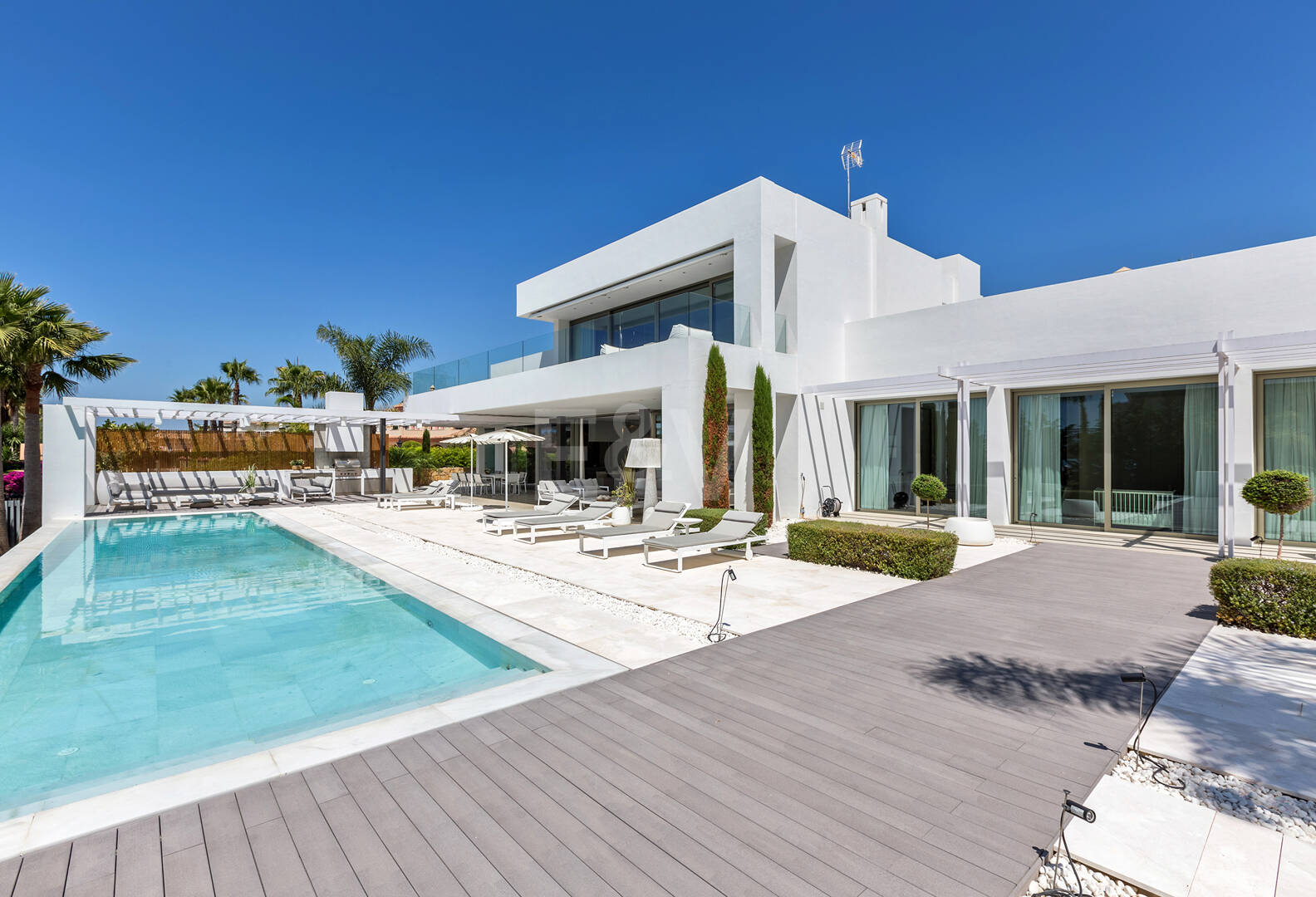 Modern luxury villa with sea views 150 meters from the beach in Bahia de Marbella