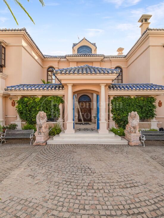 Villa Seabeach - An imposing classical mansion in Aloha