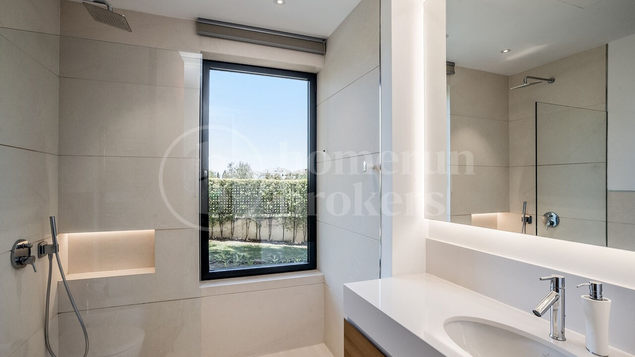 Villa Las Lomas - Contemporary Villa on Marbella Golden Mile