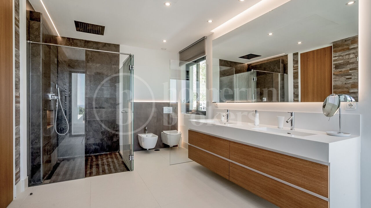 Villa Las Lomas - Contemporary Villa on Marbella Golden Mile
