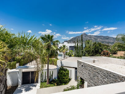 Villa Las Lomas - Contemporary Villa on Marbella Golden Mile