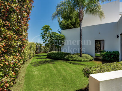 Villa Las Lomas - Contemporary Villa on Marbella Golden Mile