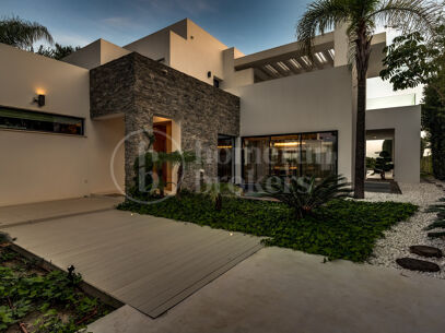 Villa Las Lomas - Contemporary Villa on Marbella Golden Mile