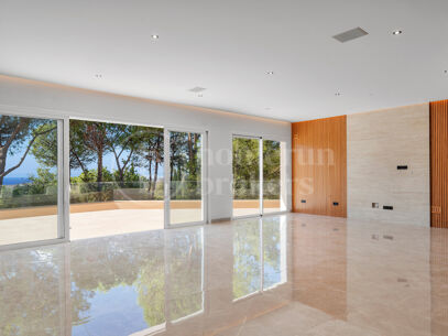 Villa Madroñal Palms - Renovated Five-Bedroom Villa for Sale in El Madroñal, Benahavís