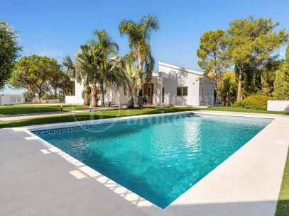 Villa Madroñal Palms - Renovated Five-Bedroom Villa for Sale in El Madroñal, Benahavís