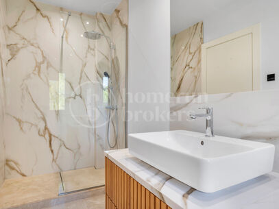 Villa Madroñal Palms - Renovated Five-Bedroom Villa for Sale in El Madroñal, Benahavís