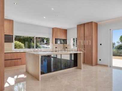 Villa Madroñal Palms - Renovated Five-Bedroom Villa for Sale in El Madroñal, Benahavís
