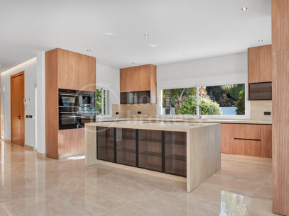 Villa Madroñal Palms - Renovated Five-Bedroom Villa for Sale in El Madroñal, Benahavís