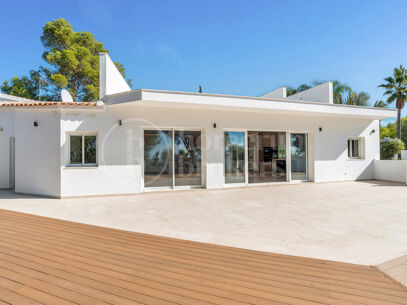 Villa Madroñal Palms - Renovated Five-Bedroom Villa for Sale in El Madroñal, Benahavís