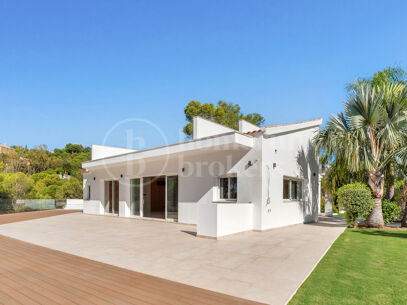 Villa Madroñal Palms - Renovated Five-Bedroom Villa for Sale in El Madroñal, Benahavís