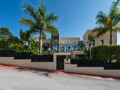 Villa Paris – Luxury Six-Bedroom Villa for Sale with Private 12-Car Garage
