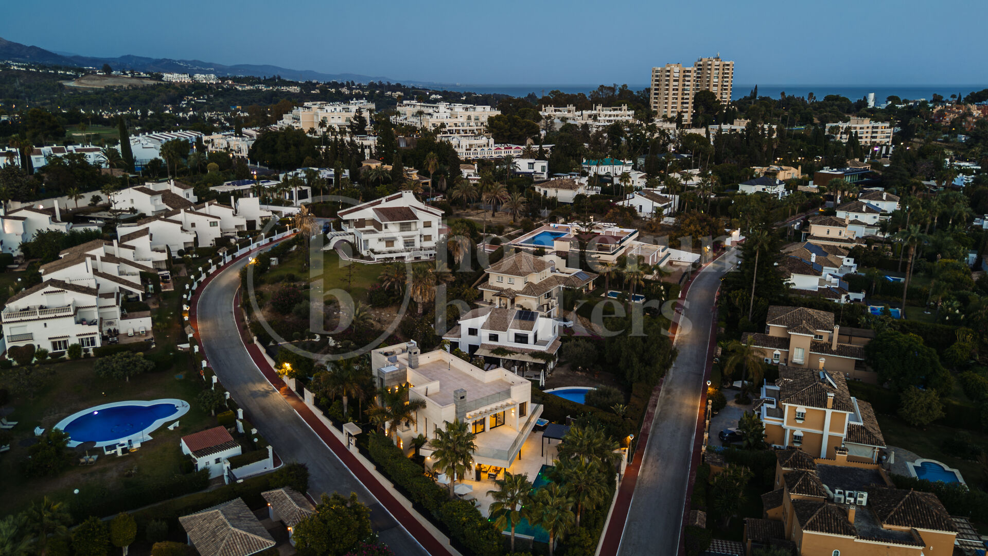 Villa Paris – Luxury Six-Bedroom Villa for Sale with Private 12-Car Garage