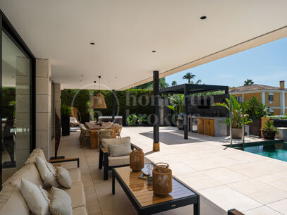 Villa Paris – Luxury Six-Bedroom Villa for Sale with Private 12-Car Garage