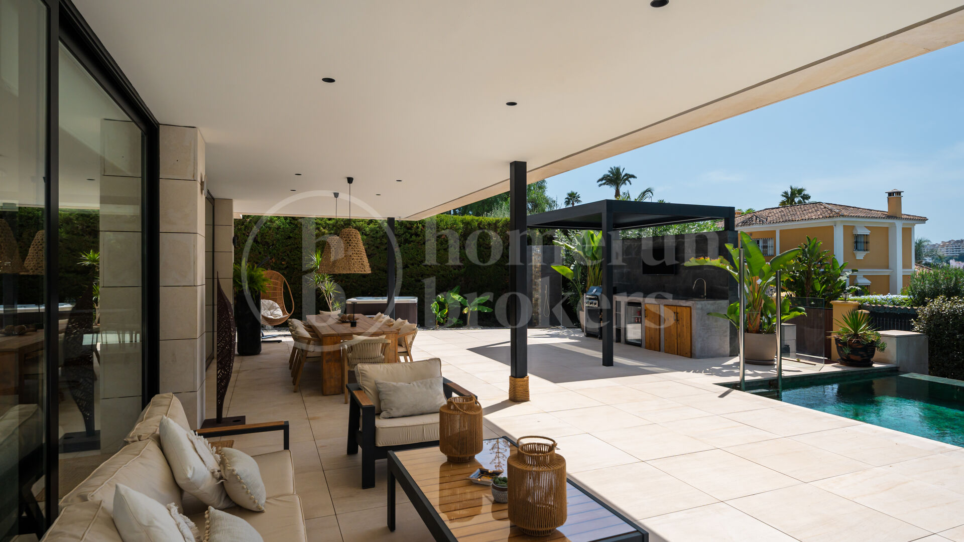 Villa Paris – Luxury Six-Bedroom Villa for Sale with Private 12-Car Garage