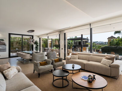 Villa Paris – Luxury Six-Bedroom Villa for Sale with Private 12-Car Garage