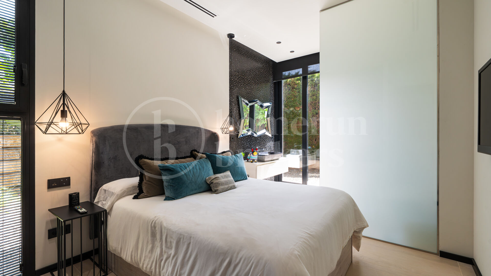 Villa Paris – Luxury Six-Bedroom Villa for Sale with Private 12-Car Garage
