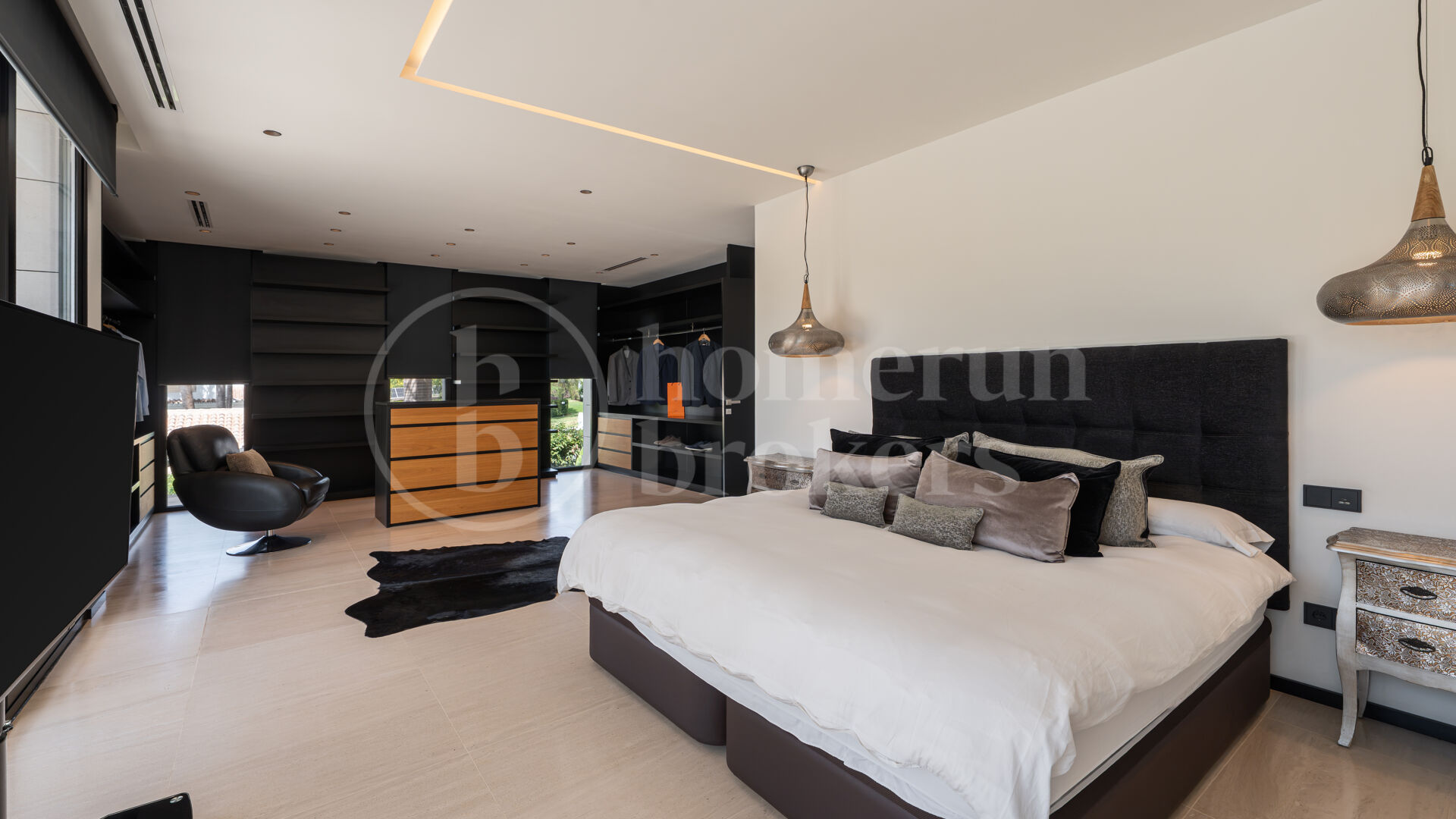 Villa Paris – Luxury Six-Bedroom Villa for Sale with Private 12-Car Garage