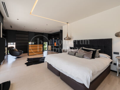 Villa Paris – Luxury Six-Bedroom Villa for Sale with Private 12-Car Garage