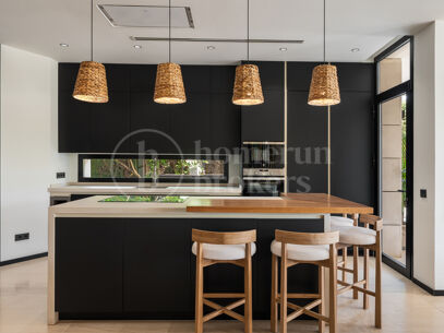 Villa Paris – Luxury Six-Bedroom Villa for Sale with Private 12-Car Garage