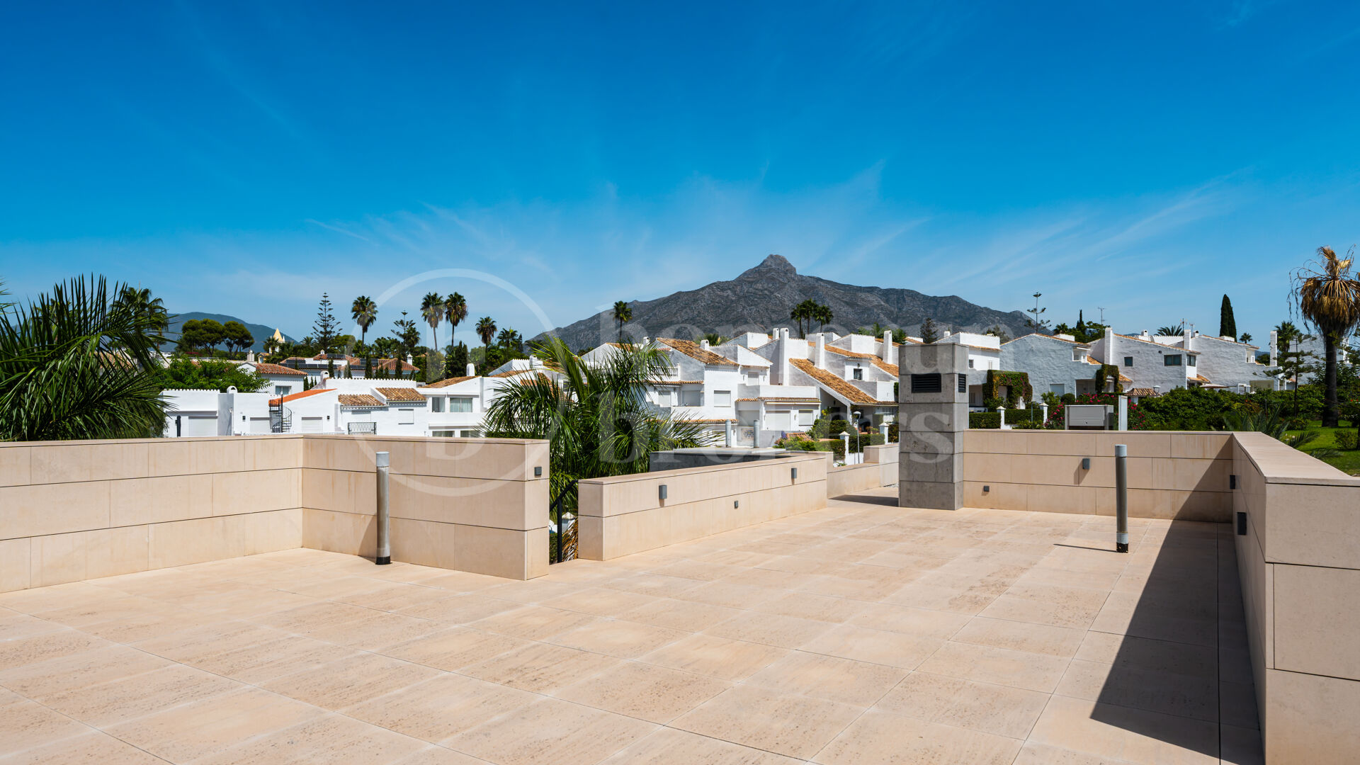 Villa Paris – Luxury Six-Bedroom Villa for Sale with Private 12-Car Garage