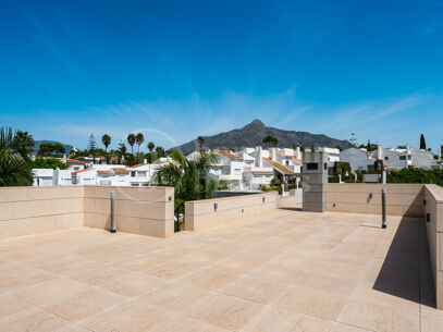 Villa Paris – Luxury Six-Bedroom Villa for Sale with Private 12-Car Garage