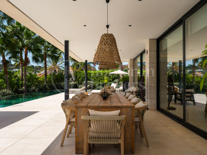 Villa Paris – Luxury Six-Bedroom Villa for Sale with Private 12-Car Garage
