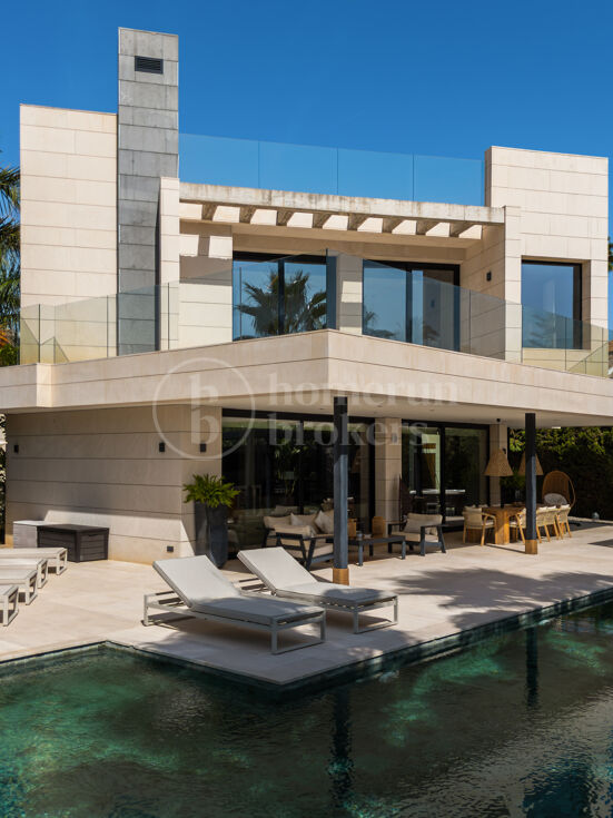 Villa Paris – Luxury Six-Bedroom Villa for Sale with Private 12-Car Garage