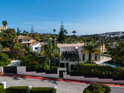 Villa Paris – Luxury Six-Bedroom Villa for Sale with Private 12-Car Garage