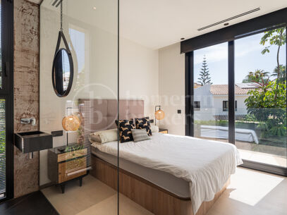 Villa Paris – Luxury Six-Bedroom Villa for Sale with Private 12-Car Garage
