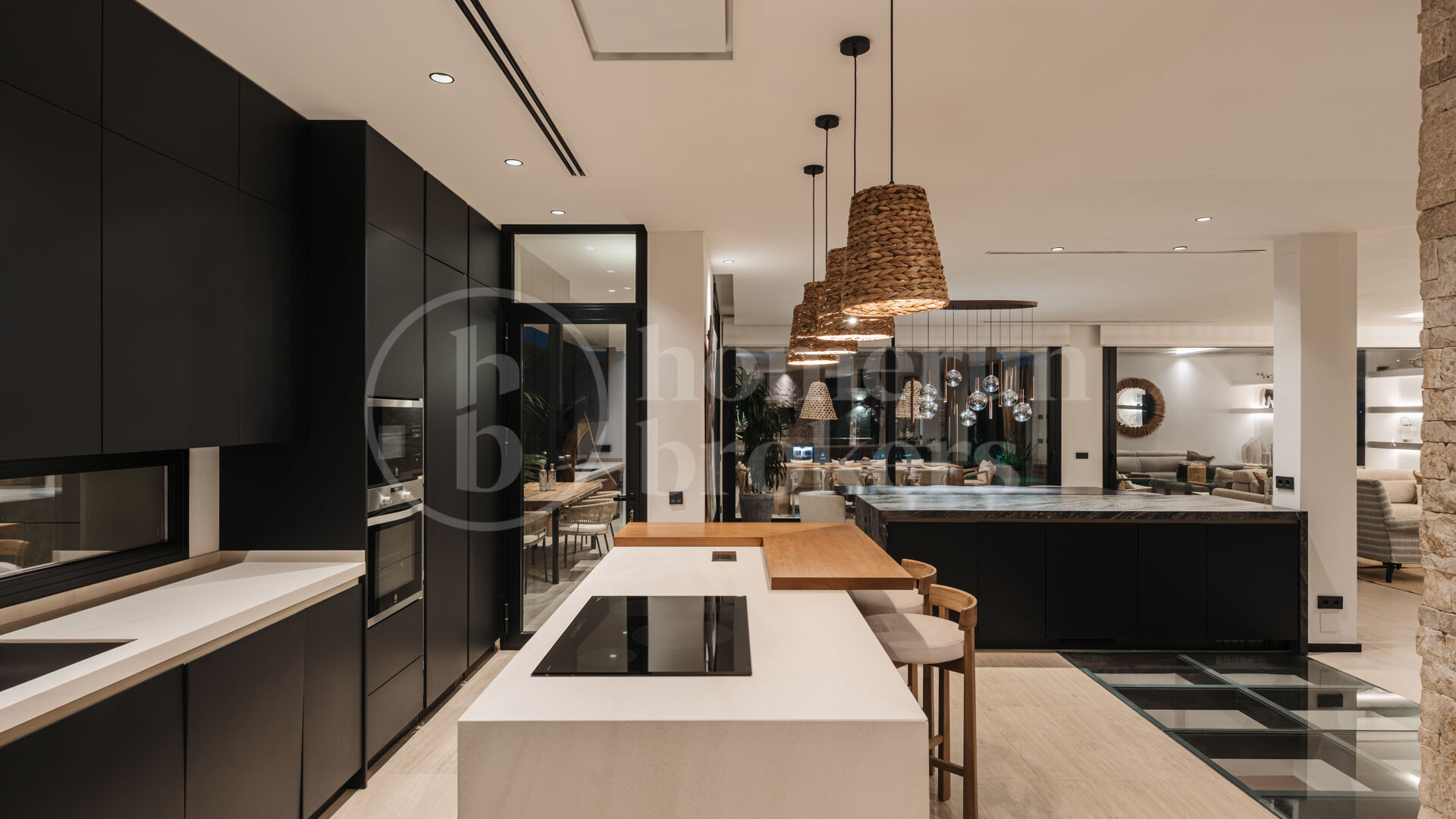 Villa Paris – Luxury Six-Bedroom Villa for Sale with Private 12-Car Garage