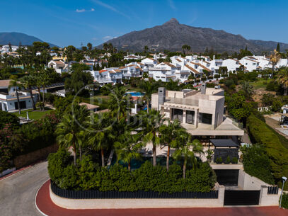 Villa Paris – Luxury Six-Bedroom Villa for Sale with Private 12-Car Garage