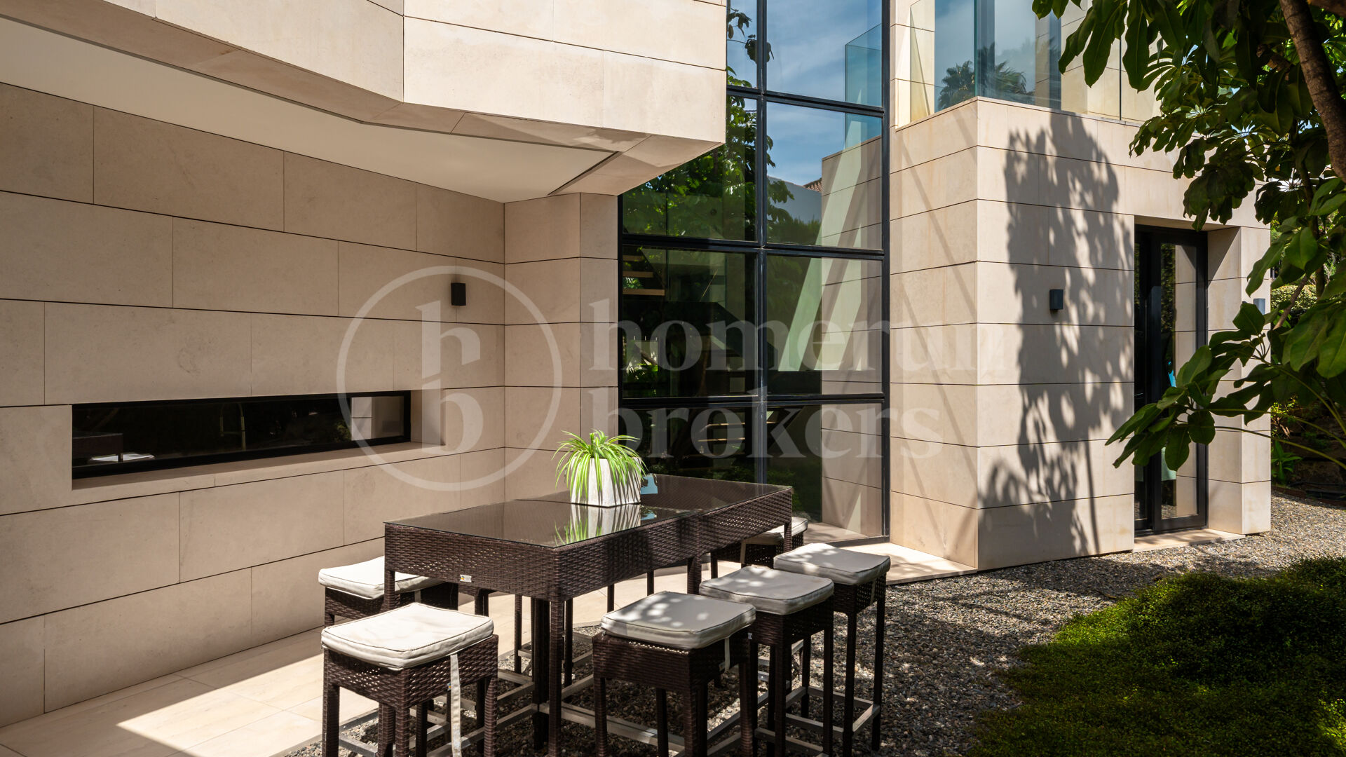 Villa Paris – Luxury Six-Bedroom Villa for Sale with Private 12-Car Garage