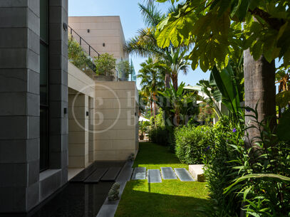 Villa Paris – Luxury Six-Bedroom Villa for Sale with Private 12-Car Garage