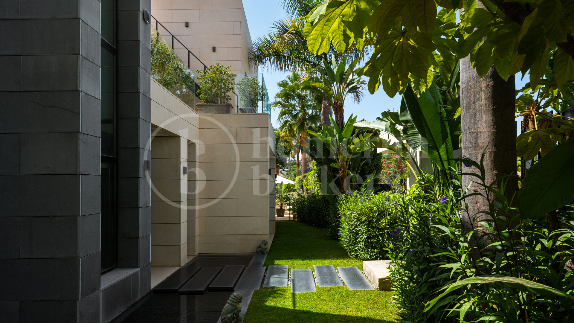 Villa Paris – Luxury Six-Bedroom Villa for Sale with Private 12-Car Garage