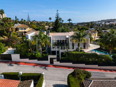 Villa Paris – Luxury Six-Bedroom Villa for Sale with Private 12-Car Garage