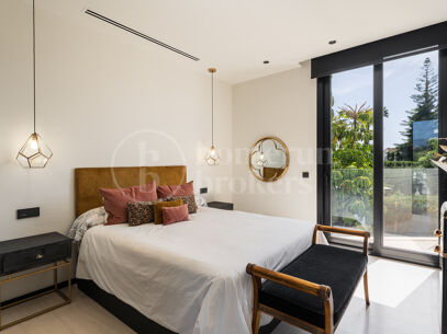 Villa Paris – Luxury Six-Bedroom Villa for Sale with Private 12-Car Garage
