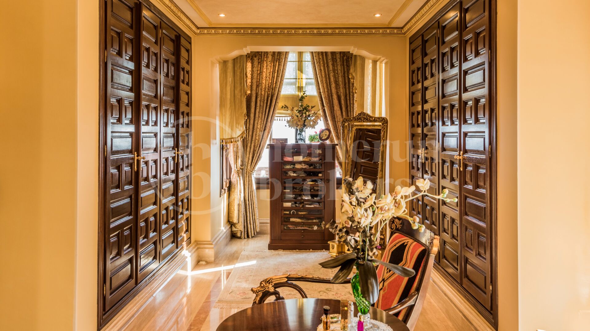 Villa Medusa – A Grand Classical Estate with Unrivaled Views in Sierra Blanca