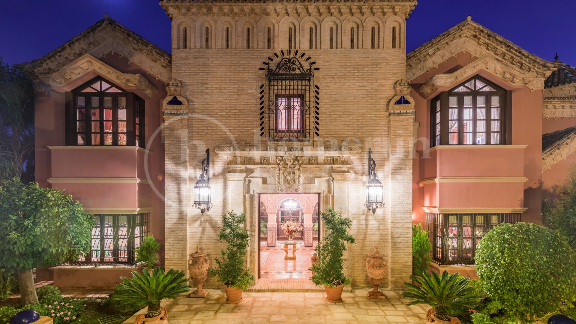 Villa Medusa – A Grand Classical Estate with Unrivaled Views in Sierra Blanca